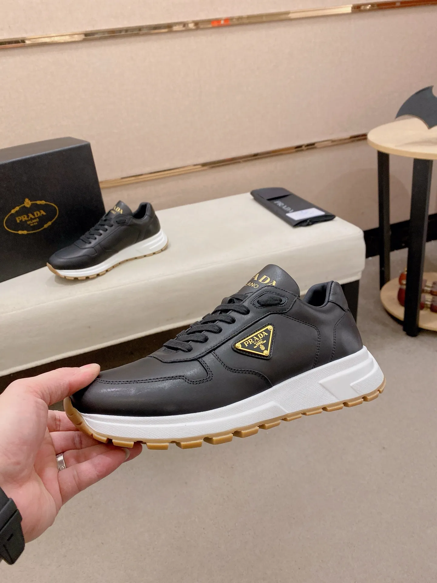 Factory price 600💰 ✔️✔️✔️Higher version High-quality new PRADA (Prada) counters are on the market at the same time. The new men's shoes and 😘fabrics are made of selected first-layer cowhide with superb craftsmanship. Lining: Full cowhide lining. 👍🏿 High-end ☄️ air-cushion molded anti-slip rubber outsole, exquisite lines, simple and elegant, comfortable and high-end for leisure travel. Code number: 38 to 44. 45.46 customized